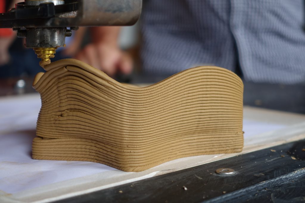 Photo of ceramic being 3D printed, showing how multiple layers of lattice are aligned vertically